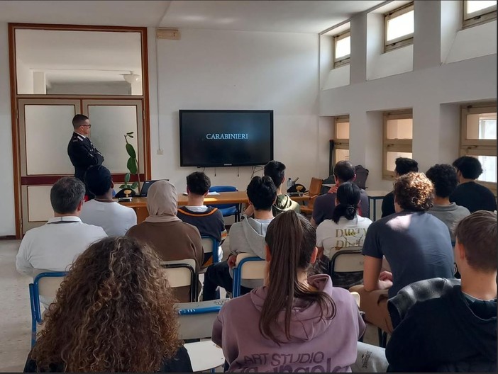 Vigevano, cultura della legalità: I carabinieri incontrano gli studenti