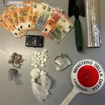 Casei Gerola, si nascondono nei sedili dell'auto alla vista dei Carabinieri: trovati  oltre 70 grammi di droga