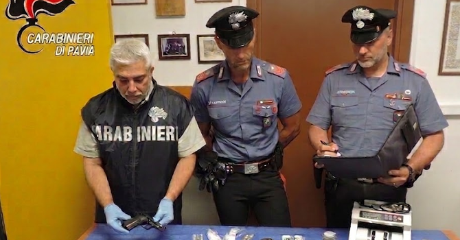 Vigevano, i Carabinieri arrestano 3 persone: sequestrati oltre 2 chili di hashish, armi, contanti e documenti falsi.