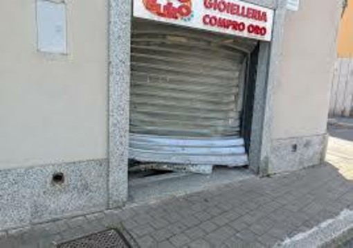 Magenta: malviventi spaccano la saracinesca del Compro Oro, ma fuggono a mani vuote Magenta: malviventi spaccano la saracinesca del Compro Oro, ma fuggono a mani vuote