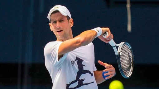 Caso Djokovic, l'Australia revoca il visto al tennista non vaccinato