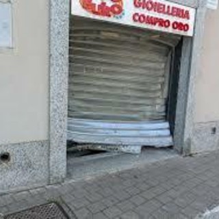 Magenta: malviventi spaccano la saracinesca del Compro Oro, ma fuggono a mani vuote