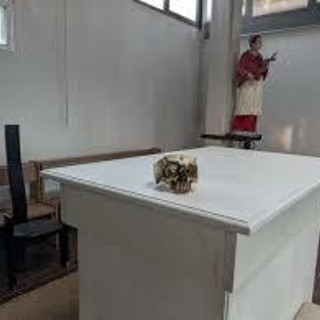 Ladri nella cappella del cimitero di Magenta: prima di andarsene sfregiano un teschio sull’altare