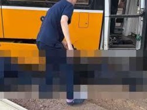Donna cade e finisce sotto un tram in transito, ferita non gravemente a Milano