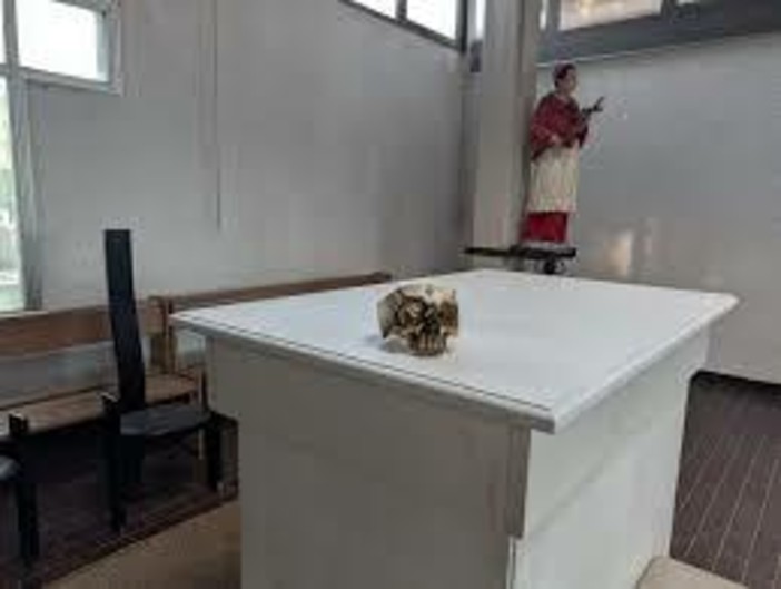 Ladri nella cappella del cimitero di Magenta: prima di andarsene sfregiano un teschio sull’altare Ladri nella cappella del cimitero di Magenta: prima di andarsene sfregiano un teschio sull’altare
