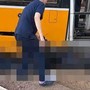 Donna cade e finisce sotto un tram in transito, ferita non gravemente a Milano