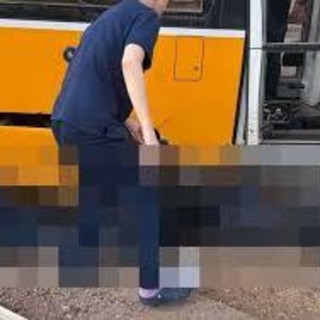 Donna cade e finisce sotto un tram in transito, ferita non gravemente a Milano