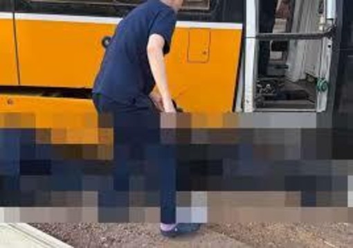 Donna cade e finisce sotto un tram in transito, ferita non gravemente a Milano Donna cade e finisce sotto un tram in transito, ferita non gravemente a Milano