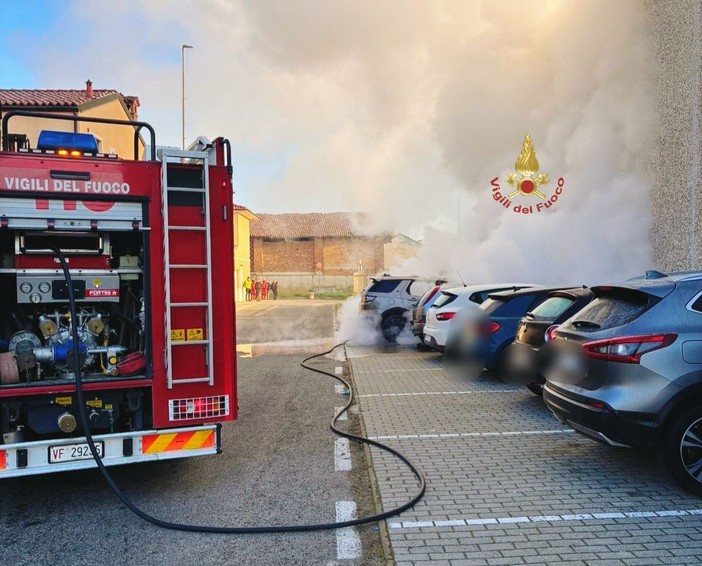 Gropello Cairoli, incendio in un parcheggio diverse auto coinvolte. Intervengono i Vigili del fuoco Gropello Cairoli, incendio in un parcheggio diverse auto coinvolte. Intervengono i Vigili del fuoco