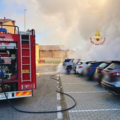 Gropello Cairoli, incendio in un parcheggio diverse auto coinvolte. Intervengono i Vigili del fuoco Gropello Cairoli, incendio in un parcheggio diverse auto coinvolte. Intervengono i Vigili del fuoco