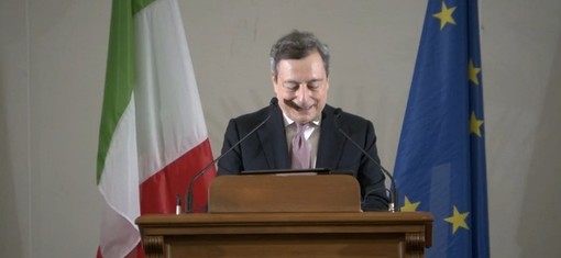 Caro bollette, Draghi annuncia un intervento del governo: "Non dimentichiamo le difficoltà di famiglie e imprese" Caro bollette, Draghi annuncia un intervento del governo: "Non dimentichiamo le difficoltà di famiglie e imprese"