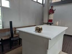 Ladri nella cappella del cimitero di Magenta: prima di andarsene sfregiano un teschio sull’altare