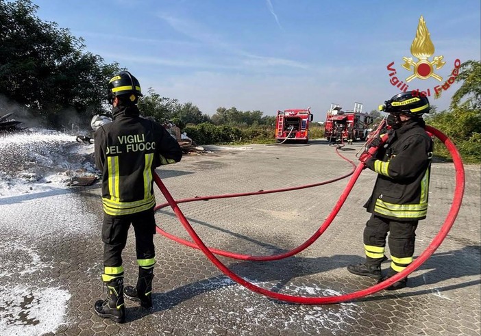 Gropello: in fiamme rifiuti abbandonati, intervengono i Vigili del fuoco Gropello: in fiamme rifiuti abbandonati, intervengono i Vigili del fuoco
