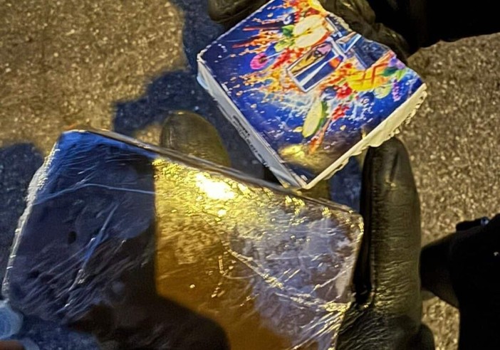 Abbiategrasso, droga nascosta nel giubbotto lanciato durante la fuga: arrestato giovane di 19 anni