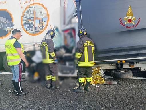 Scontro tra camion sull'autostrada A21, conducente soccorso con l'elicottero al San Matteo Scontro tra camion sull'autostrada A21, conducente soccorso con l'elicottero al San Matteo