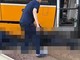Donna cade e finisce sotto un tram in transito, ferita non gravemente a Milano Donna cade e finisce sotto un tram in transito, ferita non gravemente a Milano