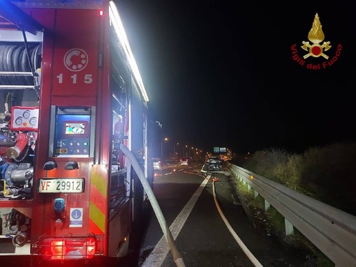 Auto divorata dalle fiamme sul raccordo stradale A53 Pavia-Bereguardo, intervengono i Vigili del fuoco Auto divorata dalle fiamme sul raccordo stradale A53 Pavia-Bereguardo, intervengono i Vigili del fuoco