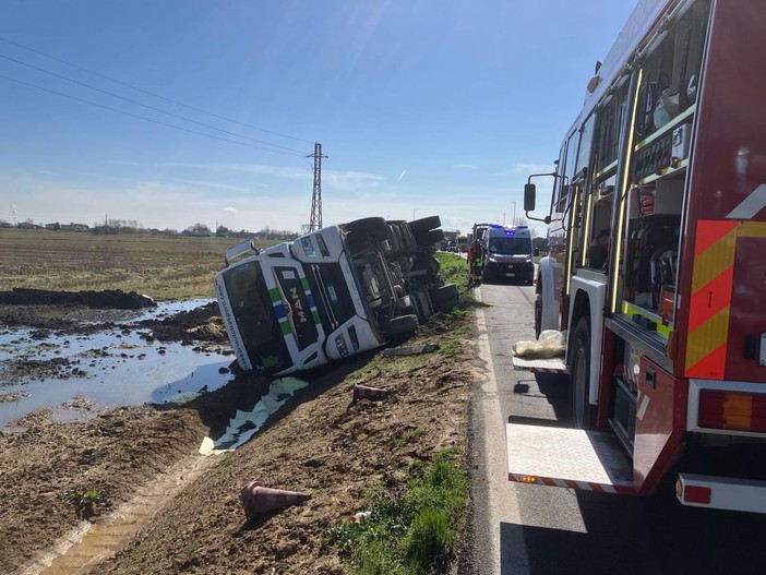 Sant'Angelo: camion che trasporta fanghi si ribalta sulla statale 596