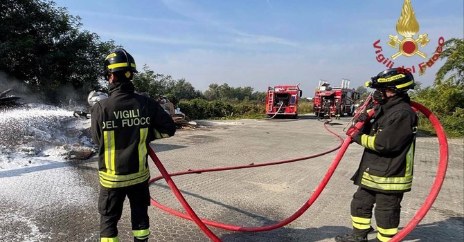 Gropello: in fiamme rifiuti abbandonati, intervengono i Vigili del fuoco Gropello: in fiamme rifiuti abbandonati, intervengono i Vigili del fuoco
