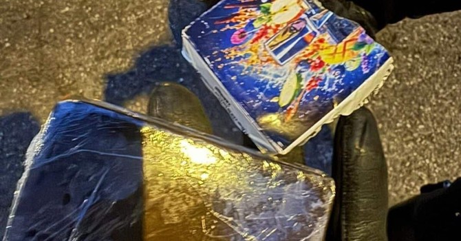 Abbiategrasso, droga nascosta nel giubbotto lanciato durante la fuga: arrestato giovane di 19 anni
