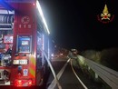 Auto divorata dalle fiamme sul raccordo stradale A53 Pavia-Bereguardo, intervengono i Vigili del fuoco Auto divorata dalle fiamme sul raccordo stradale A53 Pavia-Bereguardo, intervengono i Vigili del fuoco