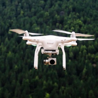 Piemonte, volo in area protetta e disturbo della fauna: multa da oltre mille euro per due piloti di droni