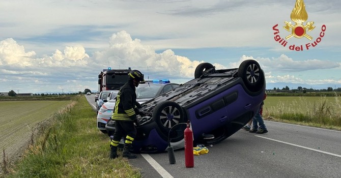 Si ribalta con l'auto sulla strada Sartirana-Breme, 39enne elitrasportata all'Humanitas