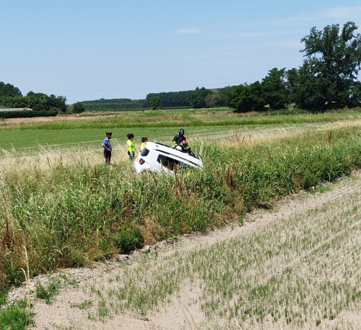 Zinasco: esce di strada con il suv sulla provinciale, ferita una 73enne
