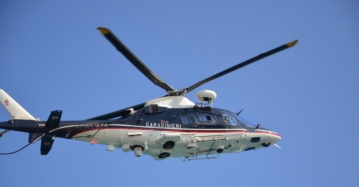 Elicottero dei Carabinieri sorvola la Lomellina per un'attività di addestramento Elicottero dei Carabinieri sorvola la Lomellina per un'attività di addestramento