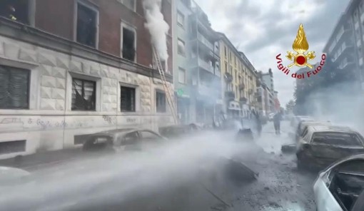Il video dell'esplosione in centro a Milano: due feriti e danni a palazzi e auto