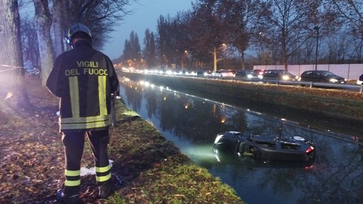 Pavia: scontro tra auto in viale della Repubblica, una cade nel Naviglio, 22enne in gravi condizioni