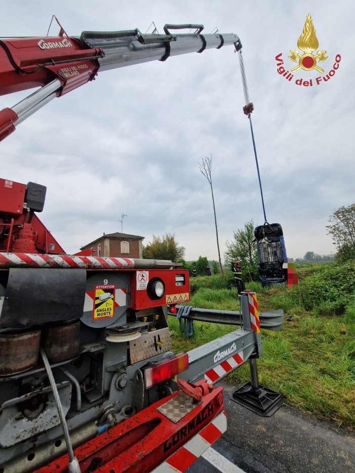 Si ribalta con l'auto in un canale tra Vigevano e Parona, muore 64enne