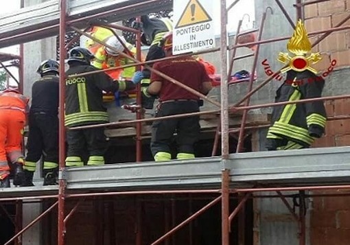 Schiacciato da un muro in un cantiere a Milano, grave operaio 21enne Schiacciato da un muro in un cantiere a Milano, grave operaio 21enne