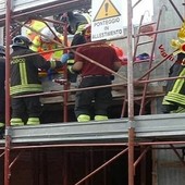 Schiacciato da un muro in un cantiere a Milano, grave operaio 21enne Schiacciato da un muro in un cantiere a Milano, grave operaio 21enne