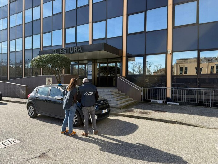 Pavia, rapina nei pressi dell'autostazione: la Polizia di Stato individua e arresta l’autore, restituendo la collanina rubata ad un quindicenne Pavia, rapina nei pressi dell'autostazione: la Polizia di Stato individua e arresta l’autore, restituendo la collanina rubata ad un quindicenne