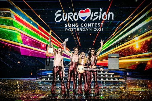 Eurovision 2022, Alessandro Cattelan e Laura Pausini alla conduzione?