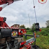 Si ribalta con l'auto in un canale tra Vigevano e Parona, muore 64enne