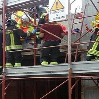 Schiacciato da un muro in un cantiere a Milano, grave operaio 21enne
