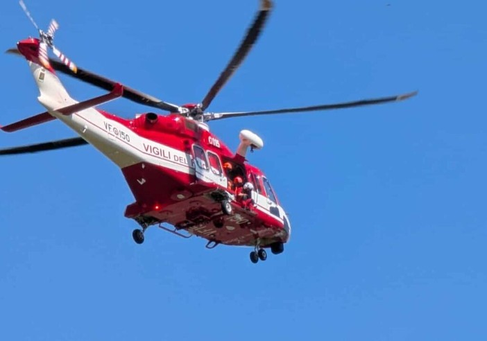 Ossona, si cerca una persona: elicottero dei vigili del fuoco sorvola il territorio