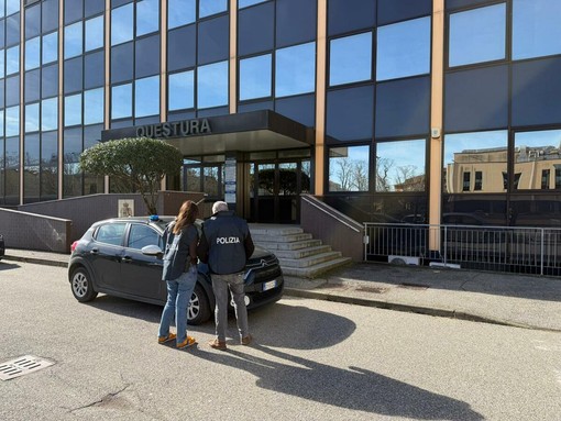 Pavia, rapina nei pressi dell'autostazione: la Polizia di Stato individua e arresta l’autore, restituendo la collanina rubata ad un quindicenne Pavia, rapina nei pressi dell'autostazione: la Polizia di Stato individua e arresta l’autore, restituendo la collanina rubata ad un quindicenne