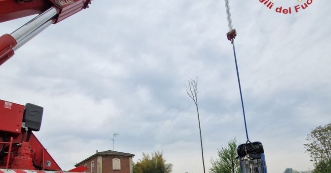 Si ribalta con l'auto in un canale tra Vigevano e Parona, muore 64enne Si ribalta con l'auto in un canale tra Vigevano e Parona, muore 64enne