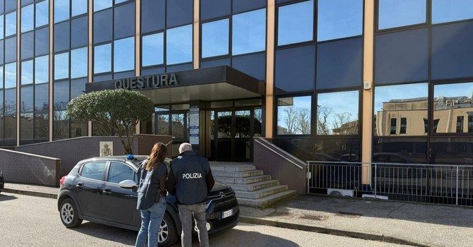 Stretta della Polizia di Stato contro le risse e la microcriminalità giovanile: controlli mirati e identificazioni a tappeto Stretta della Polizia di Stato contro le risse e la microcriminalità giovanile: controlli mirati e identificazioni a tappeto
