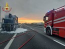 In fiamme un mezzo pesante sull'autostrada Torino-Piacenza, intervengono i vigili del fuoco e traffico in tilt