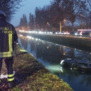 Pavia: scontro tra auto in viale della Repubblica, una cade nel Naviglio, 22enne in gravi condizioni