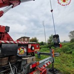 Si ribalta con l'auto in un canale tra Vigevano e Parona, muore 64enne