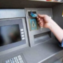 Broni: il bancomat non gli restituisce la tessera, lui prende una fioriera e la scaglia contro lo sportello ATM