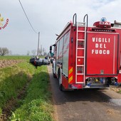 Pavia, si ribalta con l'auto in strada Vimarone: ferita una 20enne