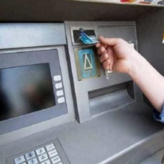 Broni: il bancomat non gli restituisce la tessera, lui prende una fioriera e la scaglia contro lo sportello ATM