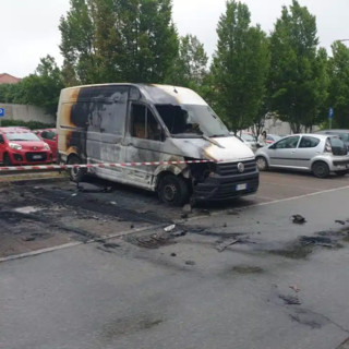 Magenta, incendio nel parcheggio di via Diaz, distrutte dalle fiamme due auto e un furgone