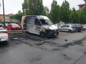 Magenta, incendio nel parcheggio di via Diaz, distrutte dalle fiamme due auto e un furgone